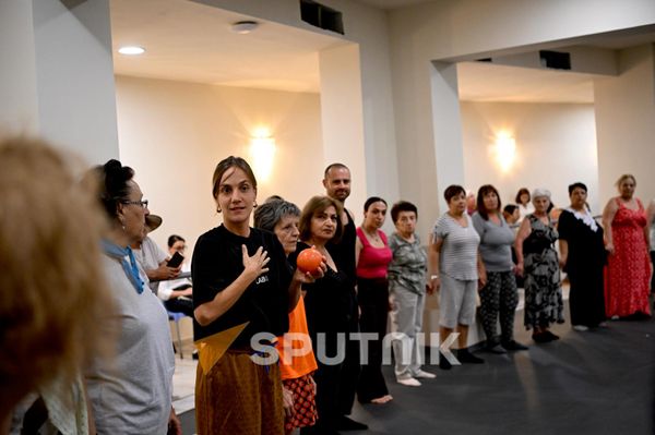 «Ալցհայմերի խնամք Հայաստան» ՀԿ-ի «Առողջ երկարակեցություն» ծրագրի շահառուները «Արամ Խաչատրյան» համերգասրահի փորձասենյակում - Sputnik Արմենիա