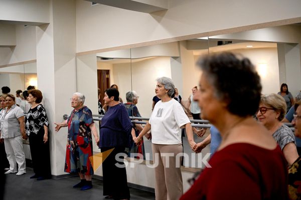 «Ալցհայմերի խնամք Հայաստան» ՀԿ-ի «Առողջ երկարակեցություն» ծրագրի շահառուները «Արամ Խաչատրյան» համերգասրահի փորձասենյակում - Sputnik Արմենիա