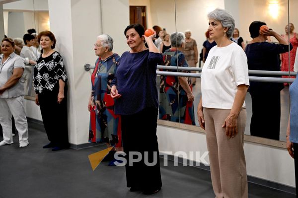 «Ալցհայմերի խնամք Հայաստան» ՀԿ-ի «Առողջ երկարակեցություն» ծրագրի շահառուները «Արամ Խաչատրյան» համերգասրահի փորձասենյակում - Sputnik Արմենիա