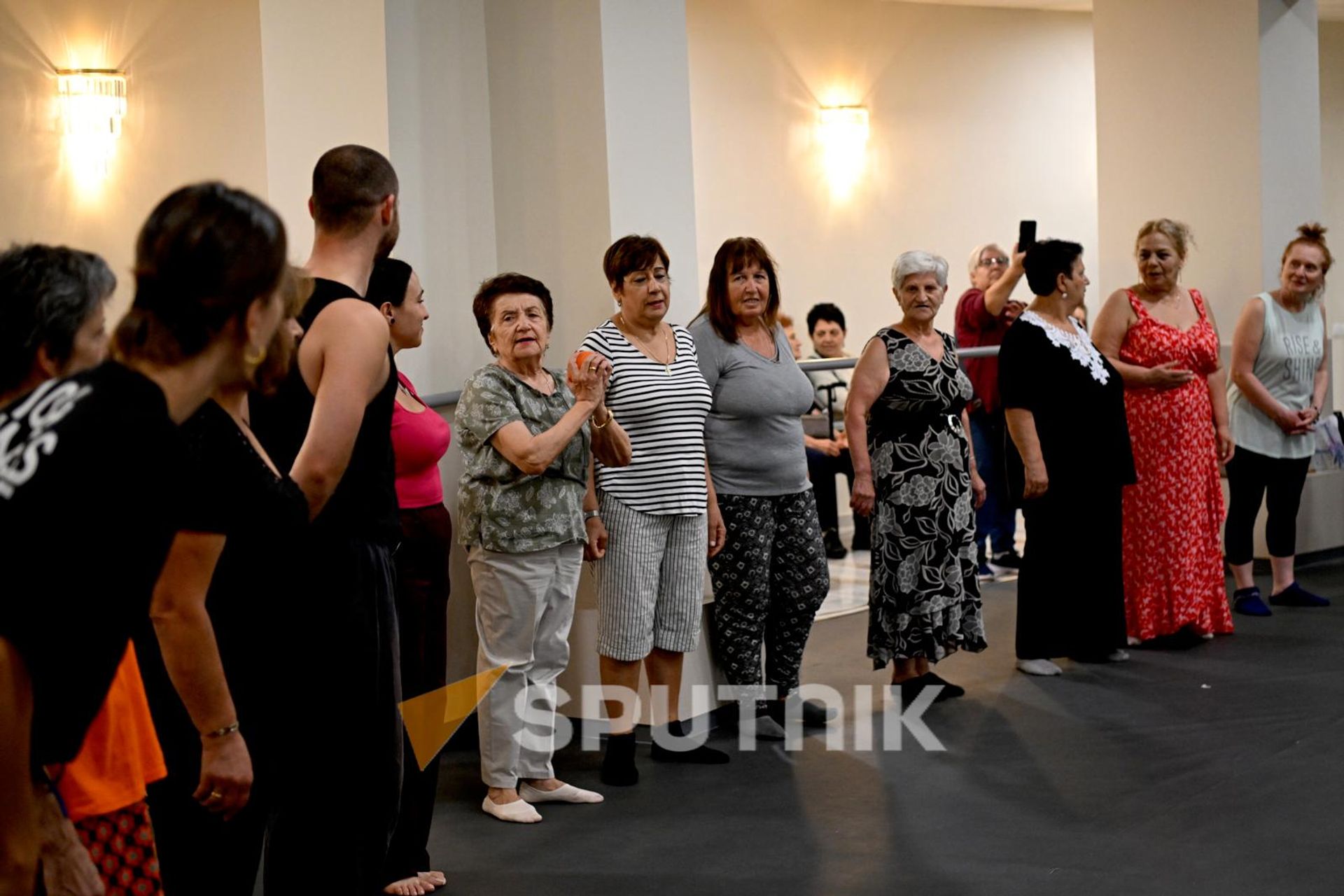 Танцевальная репетиция в репетиционном зале концертного зала имени Арама Хачатуряна - Sputnik Արմենիա, 1920, 21.09.2026