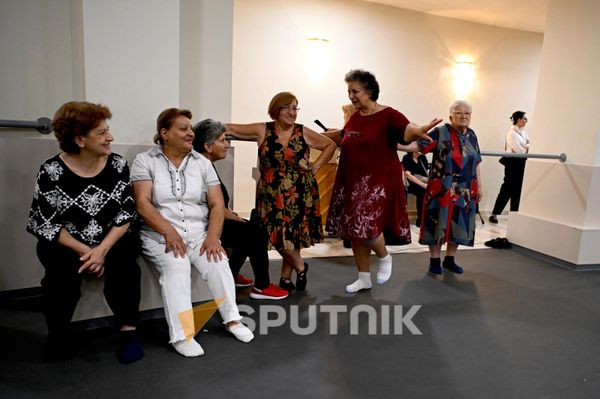«Ալցհայմերի խնամք Հայաստան» ՀԿ-ի «Առողջ երկարակեցություն» ծրագրի շահառուները «Արամ Խաչատրյան» համերգասրահի փորձասենյակում - Sputnik Արմենիա