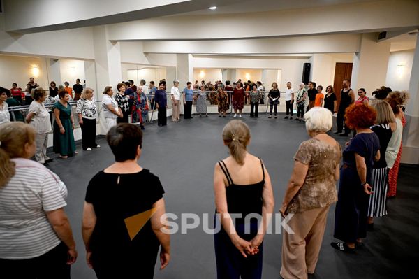 «Ալցհայմերի խնամք Հայաստան» ՀԿ-ի «Առողջ երկարակեցություն» ծրագրի շահառուները «Արամ Խաչատրյան» համերգասրահի փորձասենյակում - Sputnik Արմենիա