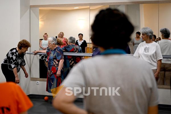 «Ալցհայմերի խնամք Հայաստան» ՀԿ-ի «Առողջ երկարակեցություն» ծրագրի շահառուները «Արամ Խաչատրյան» համերգասրահի փորձասենյակում - Sputnik Արմենիա