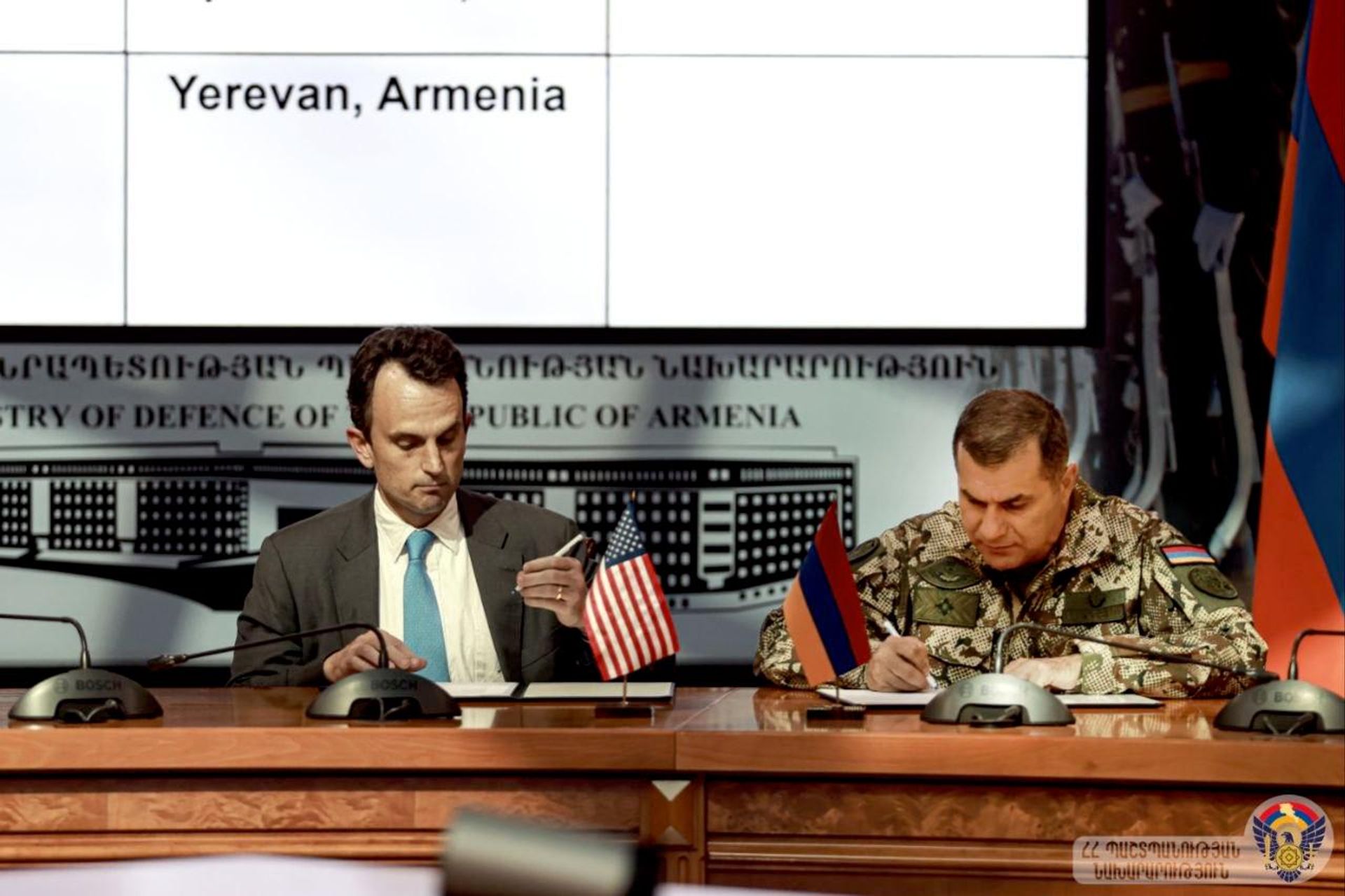 Заместитель помощника министра обороны США по вопросам России, Украины и Евразии Эндрю Лумис на двусторонних оборонных консультациях между Арменией и США (19 сентября 2026). Еревaн - Sputnik Армения, 1920, 19.09.2026