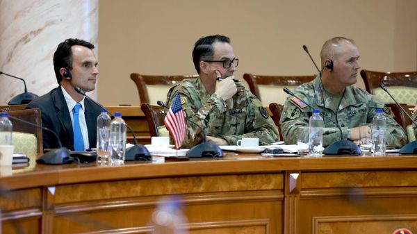 Заместитель помощника министра обороны США по вопросам России, Украины и Евразии Эндрю Лумис на двусторонних оборонных консультациях между Арменией и США (19 сентября 2026). Еревaн - Sputnik Армения