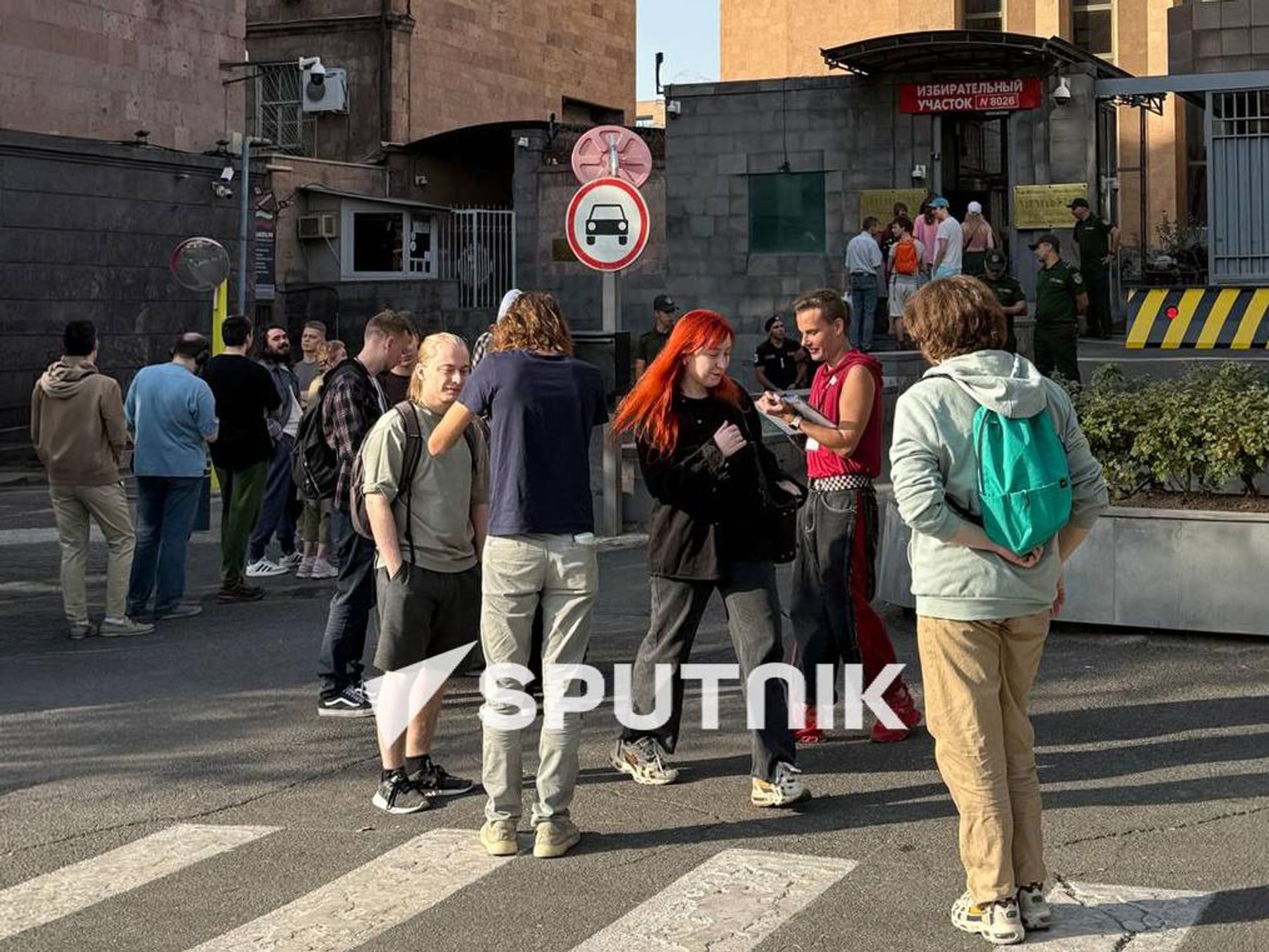 Люди в очереди у избирательного участка No8026 на территории Посольства РФ в Армении (20 сентября 2026). Еревaн - Sputnik Армения, 1920, 20.09.2026