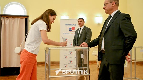 Голосование на выборах депутатов Государственной Думы РФ на избирательном участке №8026 в Посольстве РФ (20 сентября 2026). Еревaн - Sputnik Армения