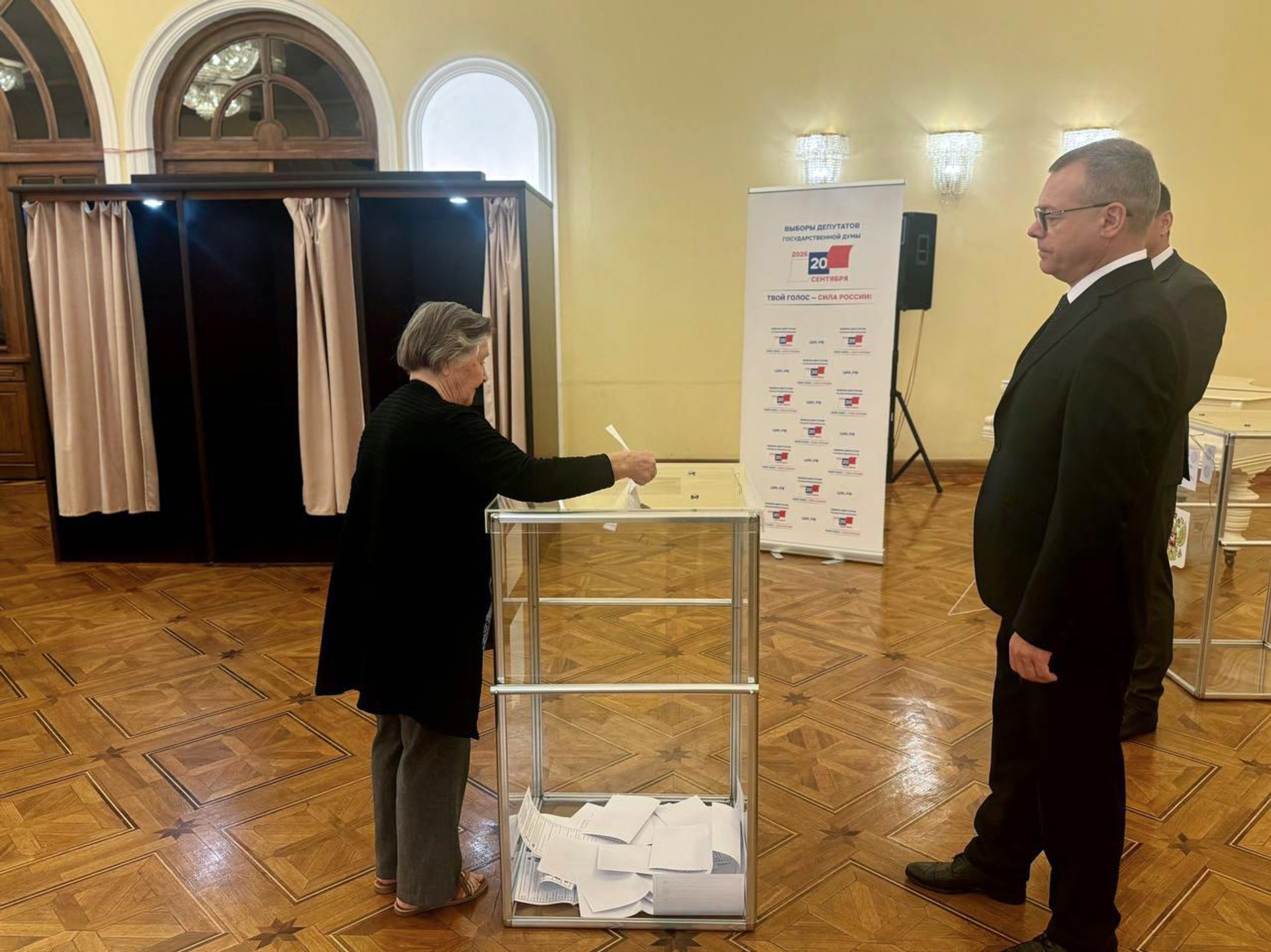 Галина Петухова проголосовала на выборах депутатов Государственной Думы РФ на избирательном участке №8026 в Посольстве РФ (20 сентября 2026). Еревaн - Sputnik Армения, 1920, 20.09.2026