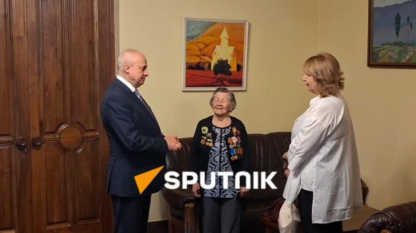 Посол РФ Сергей Копыркин и блокадница Ленинграда Галина Петухова во время голосования на выборах в Госдуму РФ в Ереване - Sputnik Армения
