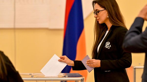 Певица Зара проголосовала в Посольстве РФ в Армении - Sputnik Արմենիա