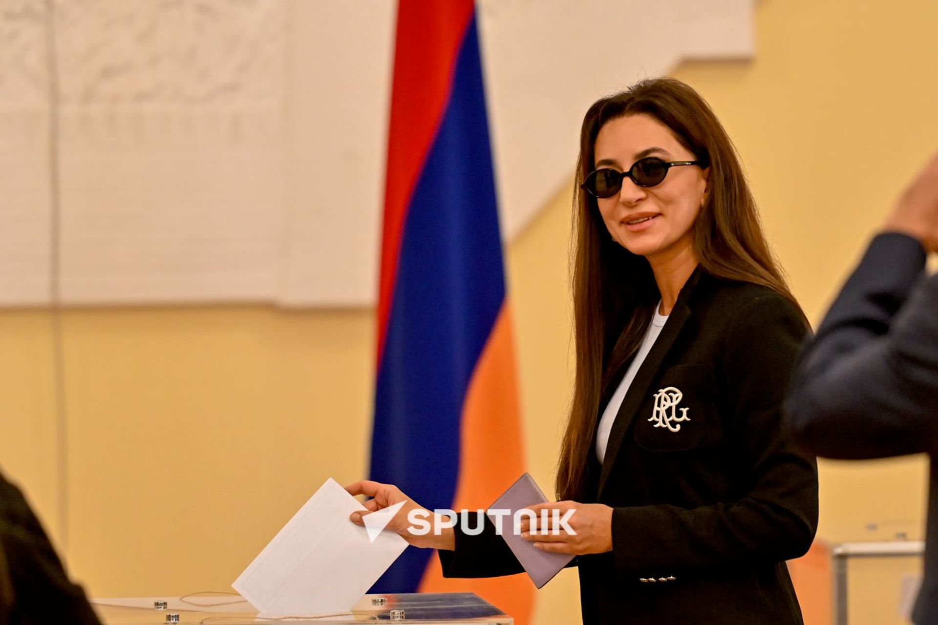 Певица Зара проголосовала на выборах депутатов Государственной Думы РФ на избирательном участке №8026 в Посольстве РФ (20 сентября 2026). Еревaн - Sputnik Армения, 1920, 20.09.2026