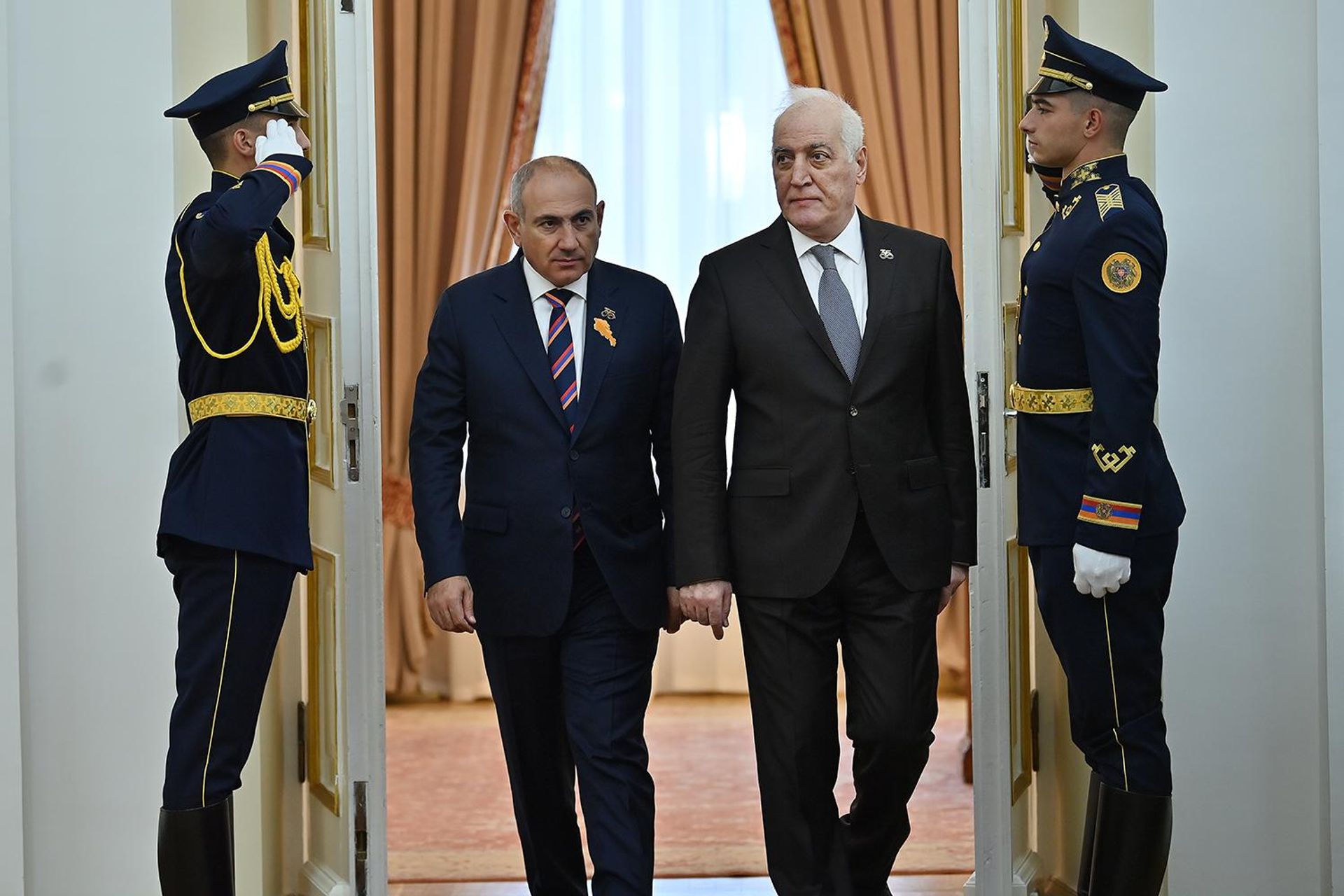Премьер-министр Никол Пашинян и президент Ваагн Хачатурян перед началом торжественной церемонии награждения государственных наград в честь Дня независимости Армении (21 сентября 2026). Еревaн - Sputnik Արմենիա, 1920, 21.09.2026
