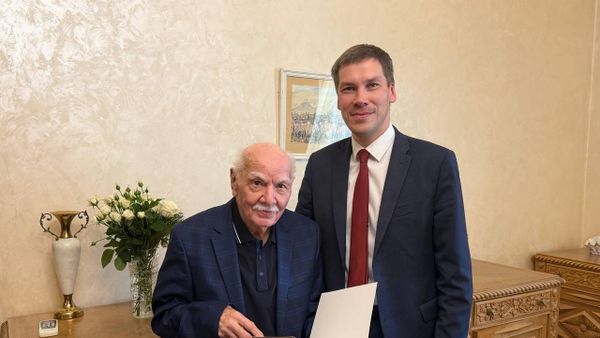 Российские дипломаты поздравили ветерана ВОВ Акопджаняна Альберта Смбатовича со 100-летним юбилеем (22 сентября 2026). Еревaн - Sputnik Армения