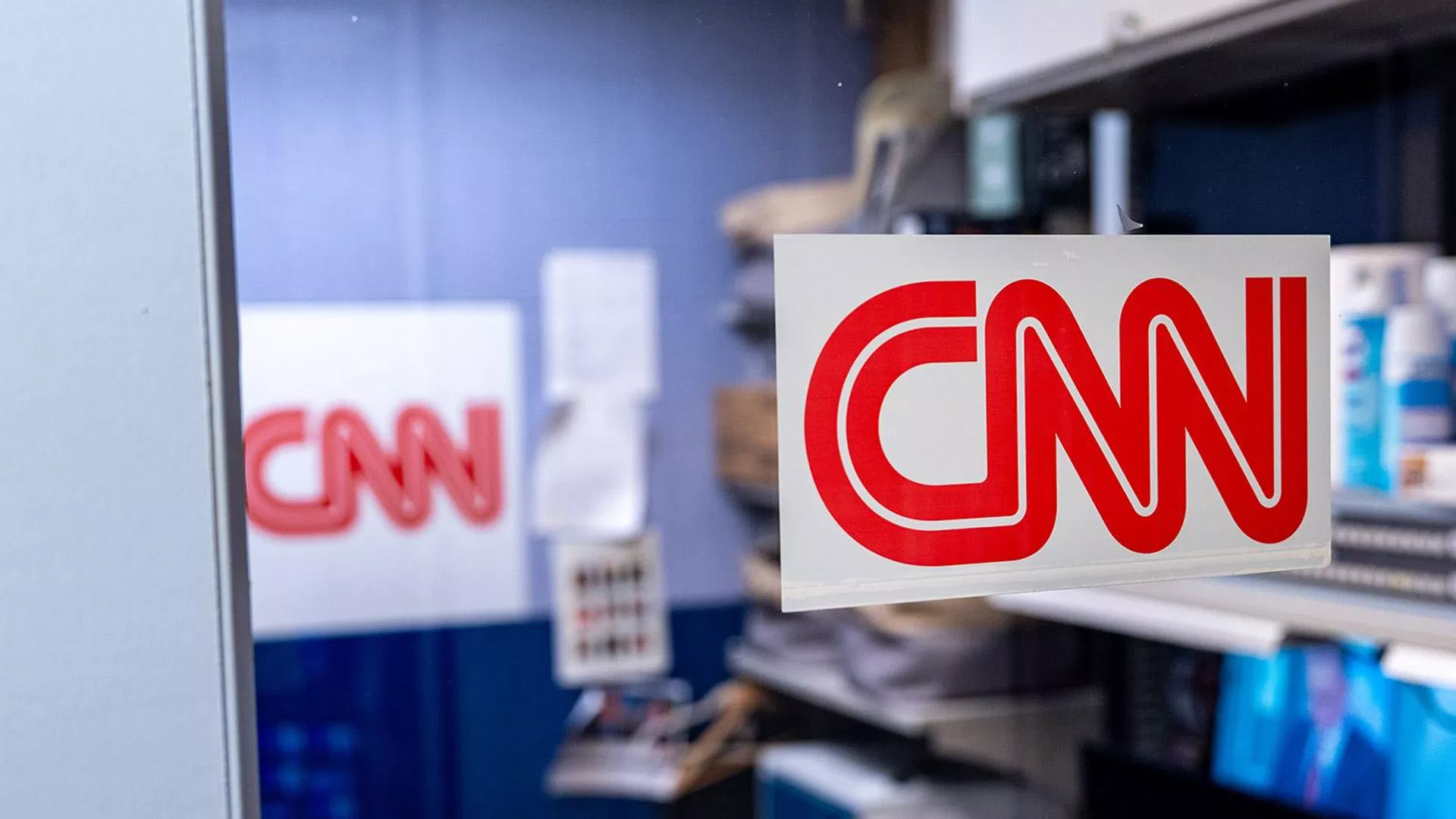 Vaşinqtonda Ağ Evin yaxınlığındakı televiziya kanalının stendində CNN lövhəsi - Sputnik Ermənistan, 1920, 24 sentyabr 2026
