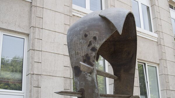 Памятник армянскому драму напротив здания Центробанка - Sputnik Армения
