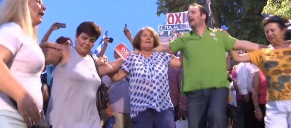 СПУТНИК_Греки танцевали и водили хороводы в Афинах после объявления итогов референдума СПУТНИК_Греки танцевали и водили хороводы в Афинах после объявления итогов референдума - Sputnik Армения