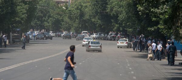 Полицейские расчистили проспект Баграмяна Полицейские расчистили проспект Баграмяна - Sputnik Армения