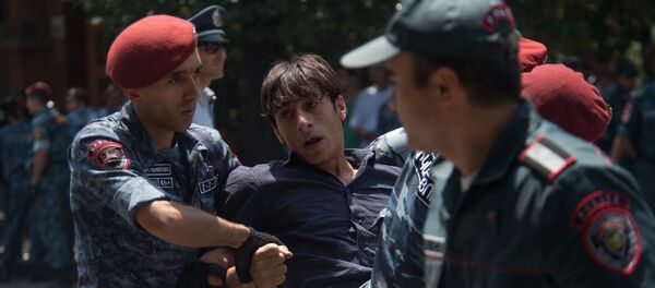 Полицейские расчистили проспект Баграмяна Полицейские расчистили проспект Баграмяна - Sputnik Армения