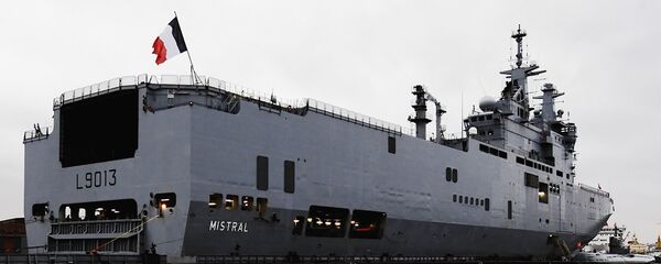 Французский военный корабль-вертолетоносец класса Мистраль в Санкт-Петербурге - Sputnik Армения