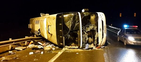 СПУТНИК_Пассажирский автобус перевернулся под Тулой. Кадры с места ДТП СПУТНИК_Пассажирский автобус перевернулся под Тулой. Кадры с места ДТП - Sputnik Արմենիա