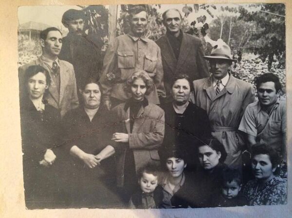 Скульптор Карлен Нуриджанян (крайний справа) - Sputnik Армения