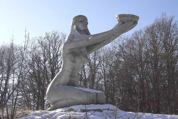 Скульптура Дарящая солнце - Sputnik Армения
