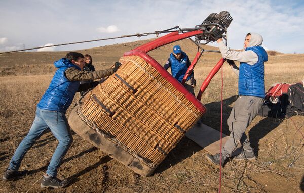 Подготовка воздушного шара к взлету. - Sputnik Армения