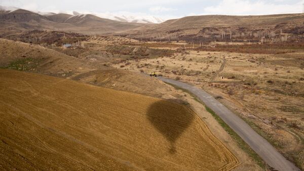 Тень воздушного шара на бескрайних просторах маленькой Армении. - Sputnik Армения
