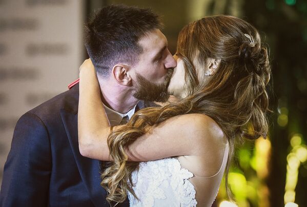 Համաշխարհային ֆուտբոլի աստղ Լիոնել Մեսին այս տարի ամուսնացել է մանկության ընկերուհու` Անտոնելա Ռոկուցոյի հետ: Հունիսի 30-ին Արգենտինայի Ռոսարիո քաղաքում տեղի ունեցած հարսանյաց արարողությանը ներկա էր մոտ 250 հյուր:  Նրանք միասին էին ապրում 2000-ականների երկրորդ կեսից: Ամուսնանալու պահին նրանք երկու երեխա ունեին: Հոկտեմբերին Անտոնելան հայտնեց, որ երրորդ երեխային է սպասում: - Sputnik Արմենիա