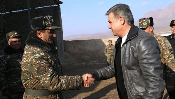 Премьер-министр Карен Карапетян во время посещения пограничных постов - Sputnik Армения