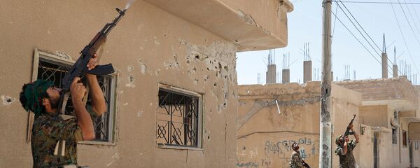 Курдские бойцы из Отряда Народной Самообороны (YPG) обстреливают дрон, управляемый боевиками исламского государства (16 июня 2017). Ракка, Сирия - Sputnik Армения
