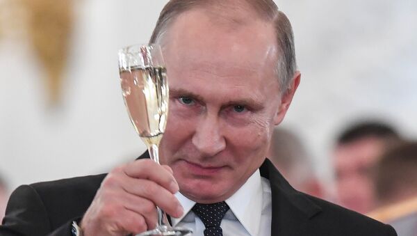 Президент России Владимир Путин во время торжественной церемонии награждения военослужащим, проходивщим службу в Сирии (28 декабря 2018). Москва - Sputnik Արմենիա