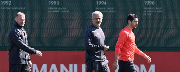 Уэйн Руни, Жозе Моуринью и Генрих Мхитарян во время тренировки (10 мая 2017). Манчестер, Англия - Sputnik Армения