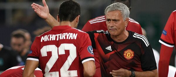 Жозе Моуринью иструктирует Генриха Мхитаряна и Криса Смоллинга во время матча Супер Кубка УЕФА между командами Реал Мадрид и Манчестер Юнайтед (8 августа 2017). Филип II Арена, Скопье, Македония - Sputnik Армения