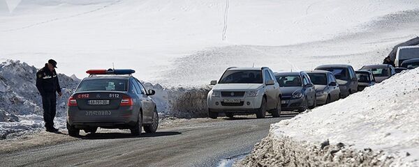 Очередь на Военно-Грузинской дороге Очередь на Военно-Грузинской дороге - Sputnik Արմենիա