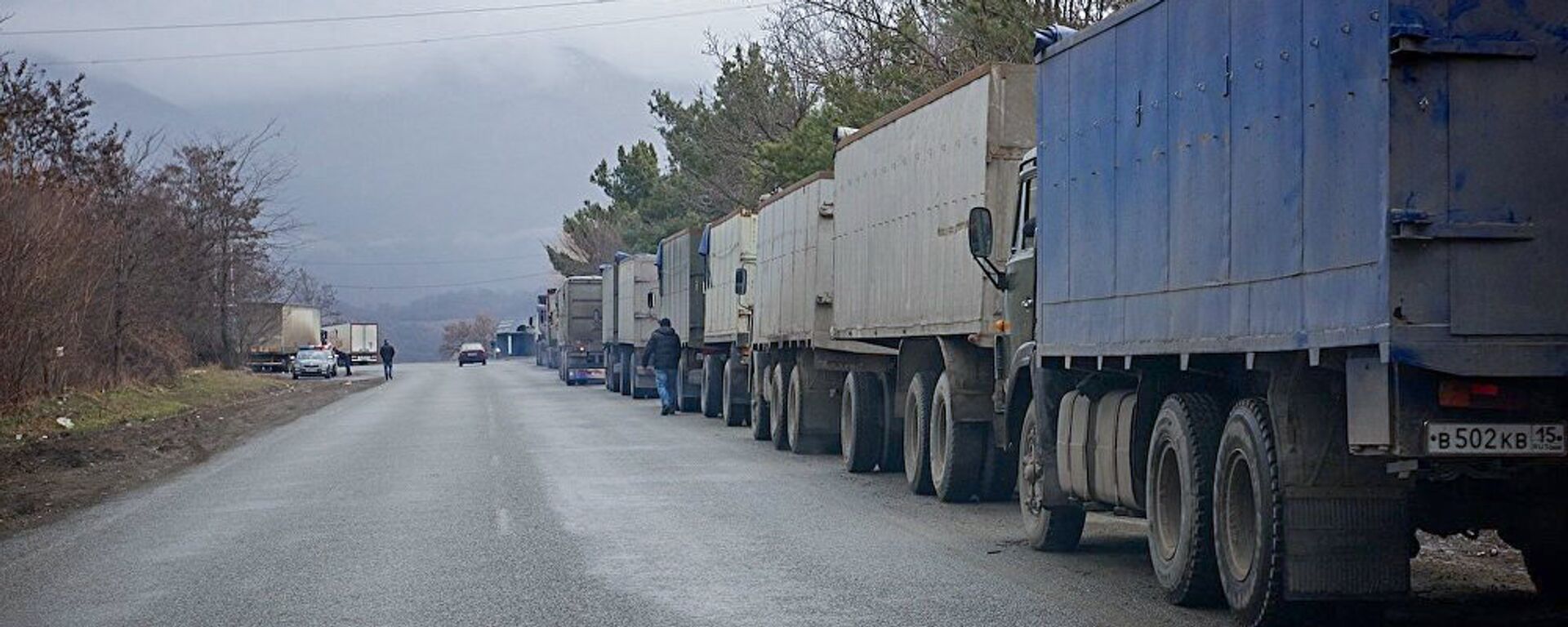 Очередь грузовых автомобилей на Военно-Грузинской дороге. - Sputnik Армения, 1920, 05.04.2021
