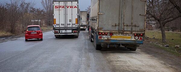 Очередь грузовых автомобилей на Военно-Грузинской дороге. Очередь грузовых автомобилей на Военно-Грузинской дороге. - Sputnik Армения