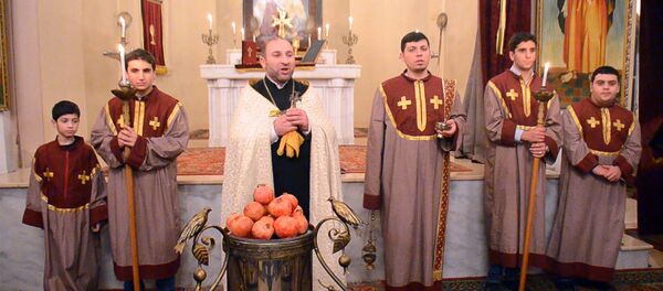 В батумской армянской апостольской церкви Сурб Пркич состоялась церемония освящения граната В батумской армянской апостольской церкви Сурб Пркич состоялась церемония освящения граната - Sputnik Армения