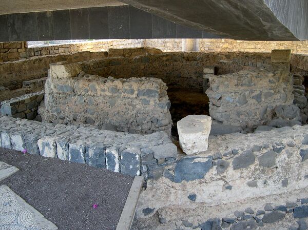 Развалины восьмиугольной византийской церкви на месте дома апостола Петра в Капернауме, Израиль Развалины восьмиугольной византийской церкви на месте дома апостола Петра в Капернауме, Израиль - Sputnik Армения