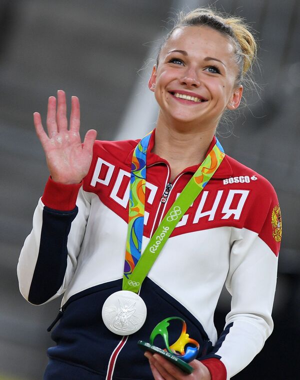 Մարիա Պասեկան (Ռուսաստան) արծաթե մեդալ է նվաճել XXXI ամառային օլիմպիական խաղերում կանանց շարքում սպորտային մարմնամարզության մրցումներում, պարգևատրման արարողություն։ - Sputnik Արմենիա