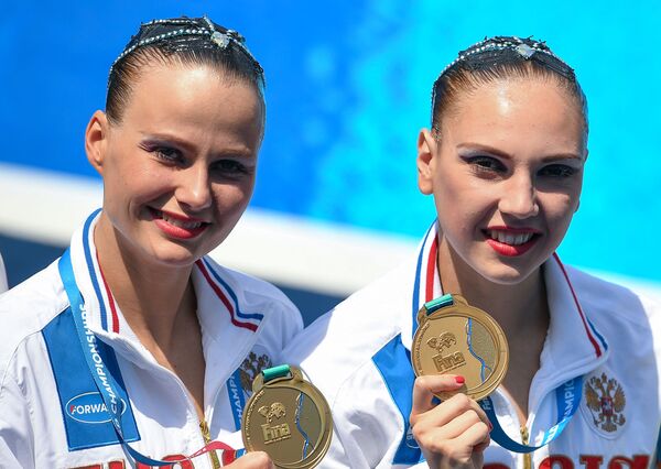 Светлана Колесниченко и Александра Пацкевич, завоевавшие золотые медали в соревнованиях по синхронному плаванию - Sputnik Армения