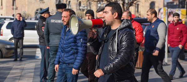 Активисты против запрета на праворульные автомобили в Армении Активисты против запрета на праворульные автомобили в Армении - Sputnik Արմենիա