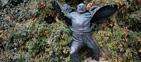 памятник Сергею Параджанову в Тбилиси - Sputnik Армения