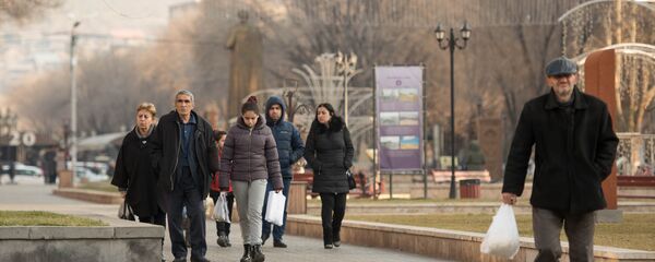 Прохожие в сквере Хачкаров - Sputnik Армения
