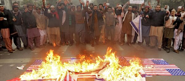 Пакистанцы сжигают флаг США в г. Лахор, Пакистан - Sputnik Армения