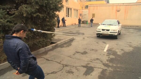 16-летняя армянская спортсменка тянет автомобиль с помощью волос - Sputnik Армения