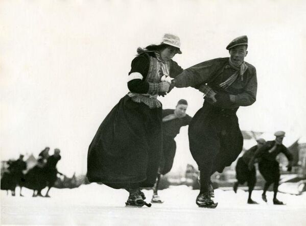 Катание на деревянных коньках в традиционных костюмах в Маркене, Нидерланды. 1938 год Архивное фото - Sputnik Армения