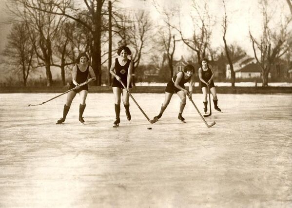 Женский хоккей на льду в купальниках. Миннеаполис, США, 1925 год. Архивное фото - Sputnik Армения