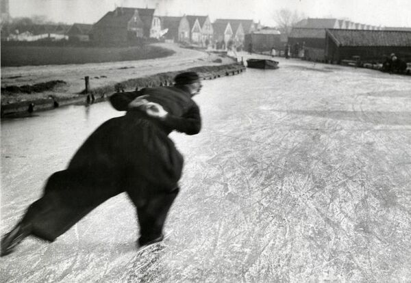 Фигуристка в костюме. Нидерланды, январь 1933 года. Архивное фото - Sputnik Армения