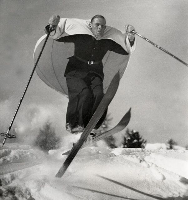 Лыжи и парус (скайсейлинг) — новый вид спорта, изобретенный в Австрии. Архивное фото - Sputnik Армения